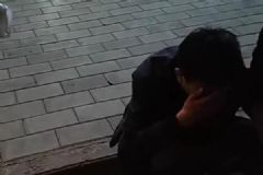 男子向相戀8年女友求婚被拒，街頭買醉痛哭[多圖]