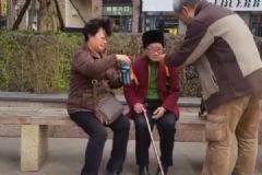 66歲女兒牽96歲母親逛街，如何做才能健康長壽？[多圖]