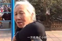 八旬奶奶健身20年成達(dá)人，能連續(xù)做上千仰臥起坐[多圖]