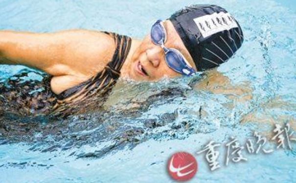 88歲老婆婆堅(jiān)持游泳28年，希望90歲還能跳臺(tái)跳水(1)