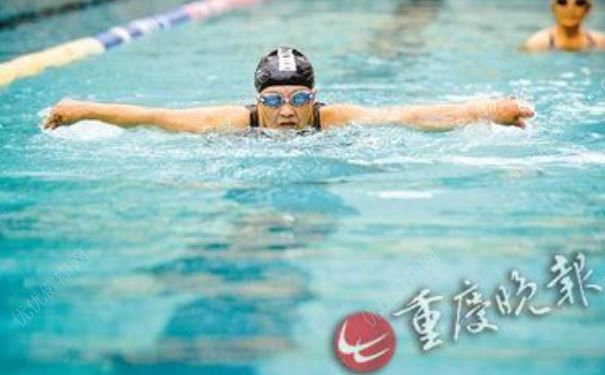 88歲老婆婆堅(jiān)持游泳28年，希望90歲還能跳臺(tái)跳水(2)