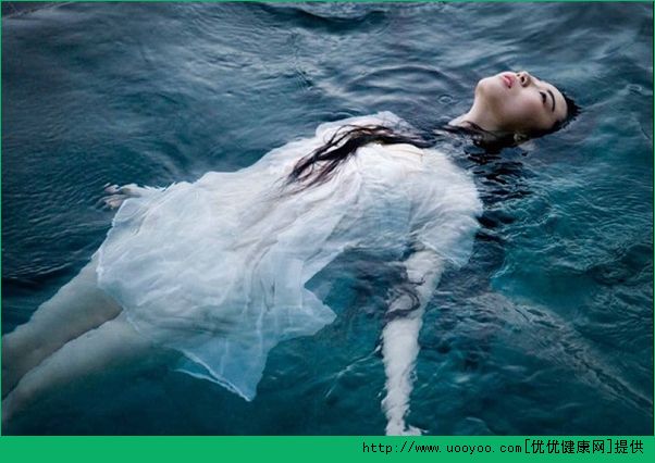 不會游泳掉水里怎么辦？掉水里不會游泳怎么辦？(2)