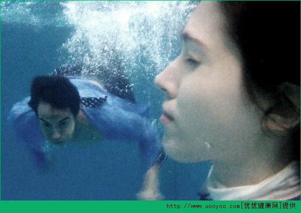 不會游泳掉水里怎么辦？掉水里不會游泳怎么辦？(3)