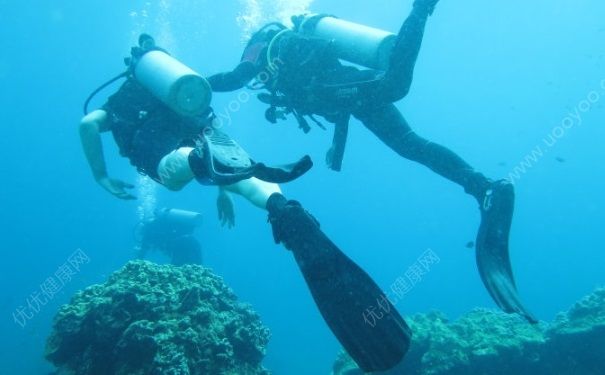 深潛要穿泳衣嗎？深潛潛水服里面穿什么？(4)