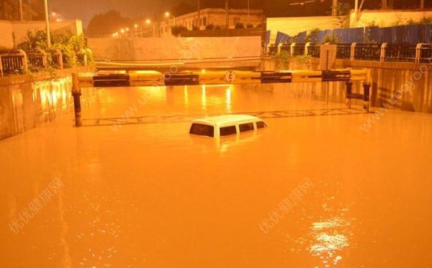 下大雨車(chē)被淹了怎么辦？車(chē)開(kāi)到水里怎么自救？(1)