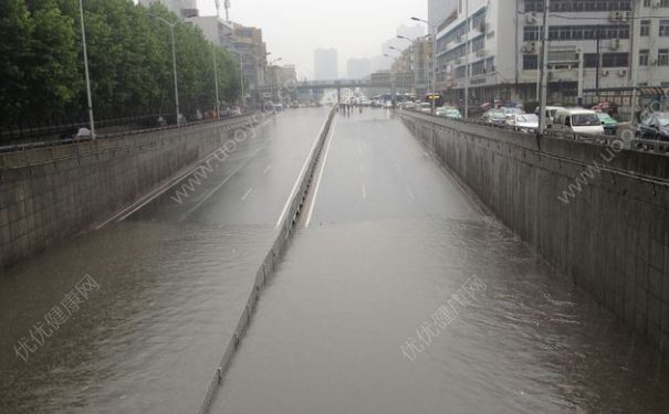下大雨車(chē)被淹了怎么辦？車(chē)開(kāi)到水里怎么自救？(2)