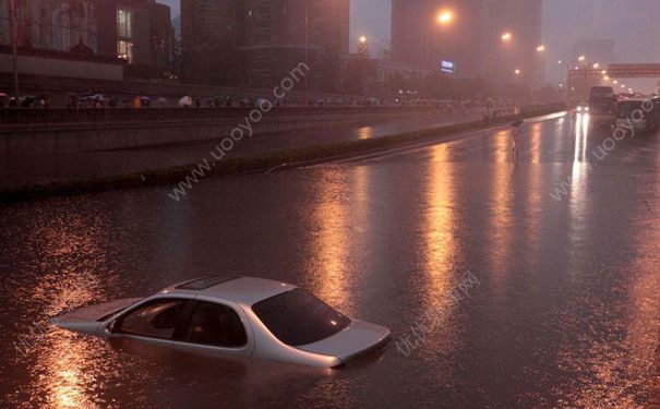 下大雨車(chē)被淹了怎么辦？車(chē)開(kāi)到水里怎么自救？(3)