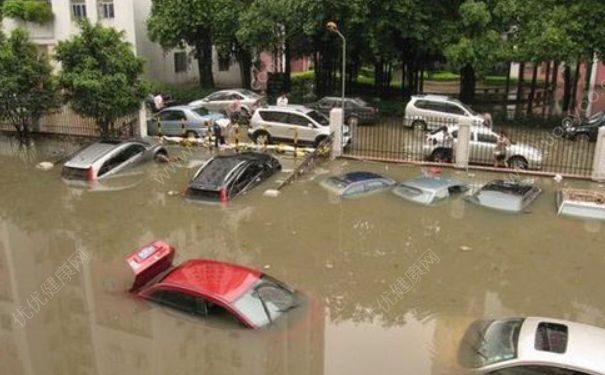 下大雨車(chē)被淹了怎么辦？車(chē)開(kāi)到水里怎么自救？(5)