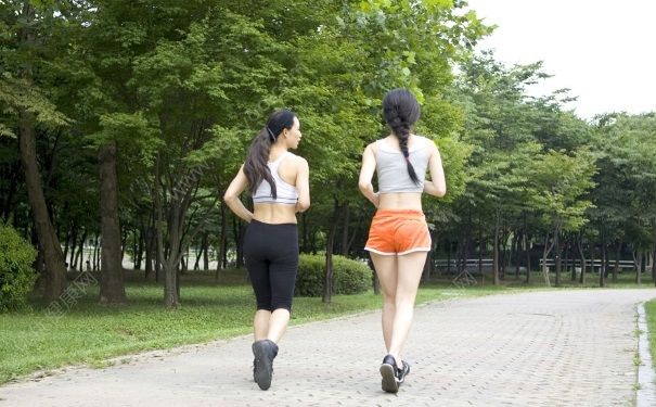 游泳和跑步哪個(gè)更減肥？游泳和跑步哪個(gè)減肥效果更好？(1)