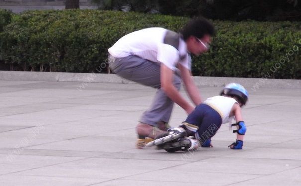 玩滑板摔倒的時候要怎么做？玩滑板摔倒怎么防止受傷？(4)