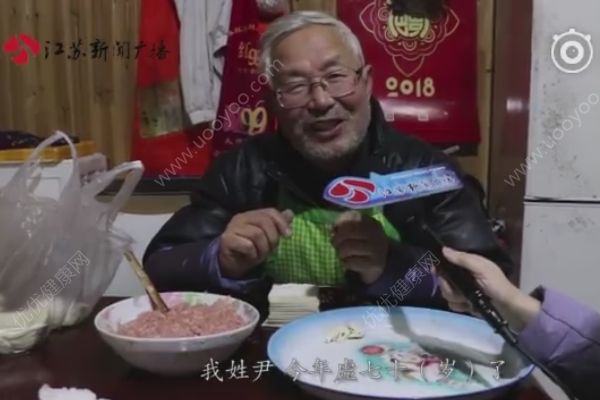 老夫妻開了33年的柴火餛飩店，透露祖?zhèn)黟Q飩秘方(2)