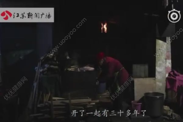 老夫妻開了33年的柴火餛飩店，透露祖?zhèn)黟Q飩秘方(3)