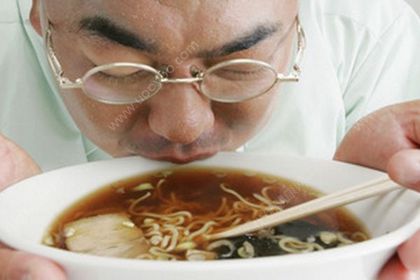 高鐵上吃泡面被懟，長(zhǎng)期吃泡面有哪些危害？(2)