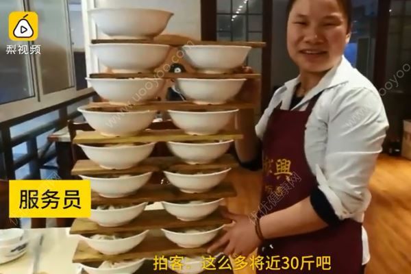 女子一次性端18碗米粉上樓，最多時端20碗米粉(3)