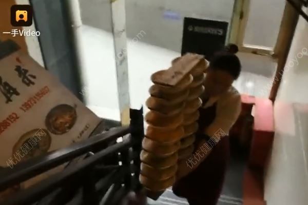 女子一次性端18碗米粉上樓，最多時端20碗米粉(4)