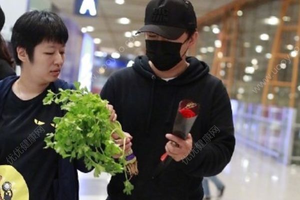 黃渤被粉絲送芹菜，吃芹菜的好處有哪些呢？(2)