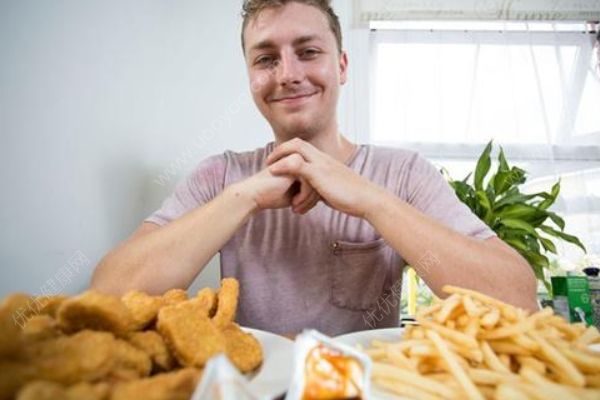 英國男子患飲食失調(diào)癥，近20年幾乎只吃雞塊和薯?xiàng)l(1)
