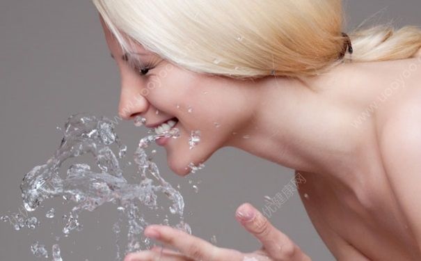 用卸妝水之前需要用水打濕嗎？用卸妝水之前用洗臉嗎？(1)