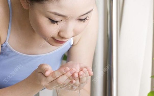 用卸妝水之前需要用水打濕嗎？用卸妝水之前用洗臉嗎？(4)