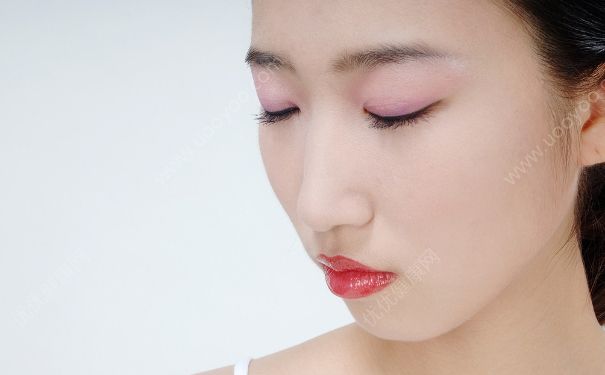 怎么涂口紅顯嘴?。客靠诩t怎么顯嘴??？(3)