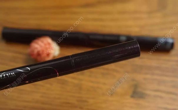 眼線筆和眼線膠筆有什么區(qū)別？眼線筆和眼線膠筆的區(qū)別(2)