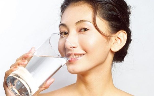 每天喝多少水能減肥？怎樣喝水能減肥？(1)