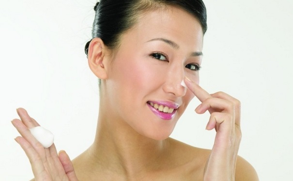 精華和乳液哪個(gè)先用？精華和乳液的使用順序？(1)