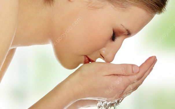 卸妝水和洗面奶有什么區(qū)別？卸妝水的正確使用方法是什么？(1)