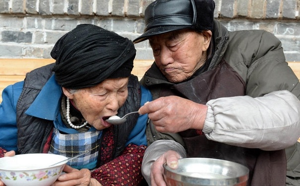 沒牙齒的老人吃什么？老人牙齒掉光了怎么辦？(1)
