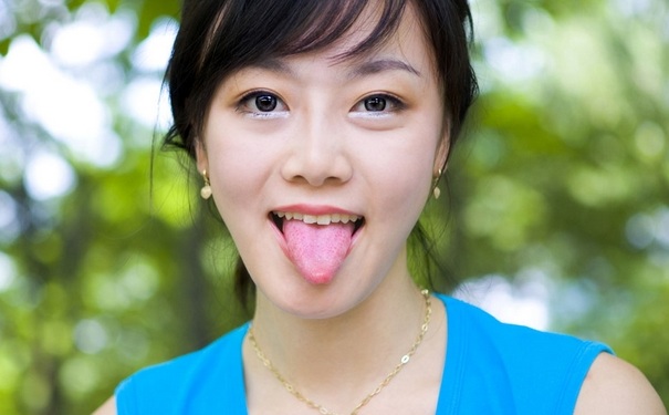 舌頭發(fā)白有齒痕是什么原因？舌頭白有裂痕怎么回事？(1)