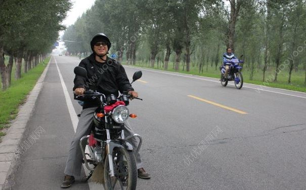 男子騎車脖子突然出血，皮膚被割破出血該怎么辦？(2)