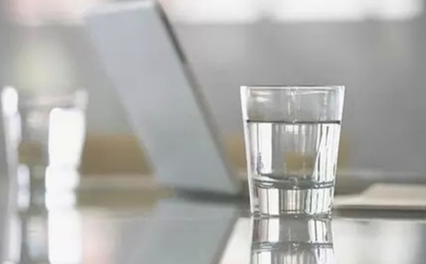 喉嚨痛喝鹽水有用嗎？嗓子疼喝鹽水有用嗎？(1)