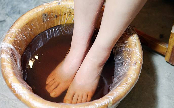 泡腳對(duì)身體有哪些好處？泡腳會(huì)有什么功效作用？(1)