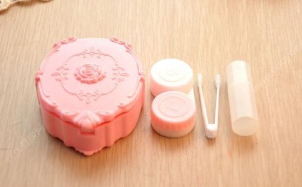 半年不換隱形眼鏡盒有10萬細(xì)菌，多長時(shí)間換一次隱形眼鏡盒好？(3)