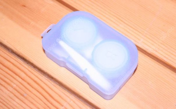 半年不換隱形眼鏡盒有10萬細(xì)菌，多長時(shí)間換一次隱形眼鏡盒好？(4)