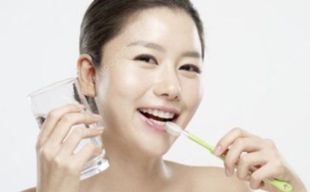 早上刷牙時惡心嘔吐的原因是什么？怎樣刷牙對牙齒好？(1)