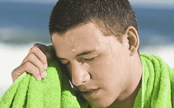 男人多汗是什么原因？男人多汗怎么回事？(1)