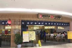 顧客火鍋里吃出蒼蠅，店長(zhǎng)不愿免單當(dāng)場(chǎng)一口吞下[多圖]
