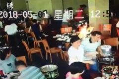火鍋店里正吃著，火鍋灶突然起火[多圖]