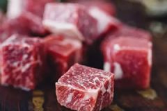 上百村民在坑里刨肉，垃圾場挖走私凍肉重新銷售[多圖]