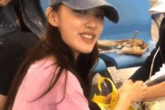 林允蹲地吃鴨脖！接地氣無(wú)偶像包袱！[多圖]