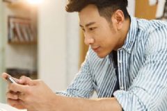 經(jīng)常玩手機吃什么好？玩手機吃什么保護眼睛？[圖]