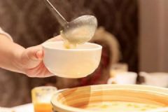 老人養(yǎng)肝的春季養(yǎng)生湯食譜有哪些？吃哪些水果最養(yǎng)肝？[圖]