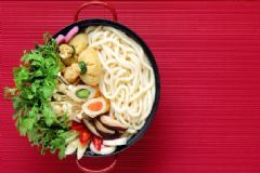 過橋米線是哪個(gè)地方的小吃？過橋米線怎么吃？[多圖]