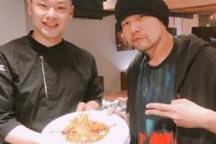 周杰倫下廚做飯有模有樣！嘚瑟自夸：沒(méi)有我不會(huì)的！[多圖]
