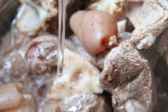羊肉用冷水焯還是熱水焯？羊肉焯水需要多少時間？[圖]