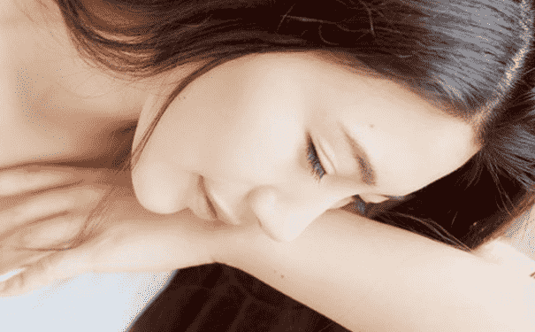 電腦族女人只需一招消滅眼角細(xì)紋，重回年輕的眼眸(1)