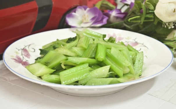 冬季吃芹菜健康嗎？芹菜的營(yíng)養(yǎng)價(jià)值竟然這么高(1)