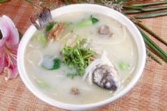鯽魚湯的營養(yǎng)做法有哪些？吃鯽魚湯的烹飪技巧是什么？[圖]