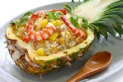 菠蘿炒飯?jiān)趺醋龊贸裕坎ぬ}炒飯的做法有哪些？[圖]